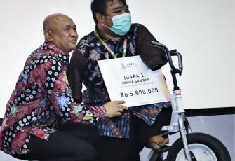 Menteri Teten Masduki bersama penyandang disabilitas di acara Karya Tanpa Batas 2022 