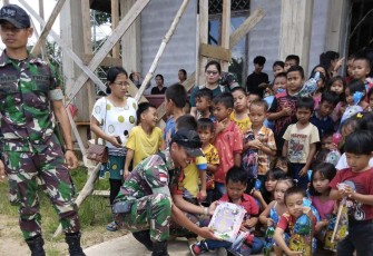 Bingkisan Natal dan buku bacaan satgas perbatasan 