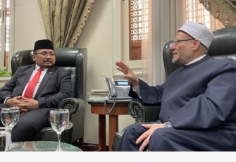 Menag Yaqut bersilaturahim dengan Grand Syekh Al-Azhar di Kairo