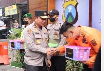 Kapolda Jatim Irjen Pol Toni Harmanto saat memberikan bingkisan personel pos PAM di Nganjuk 