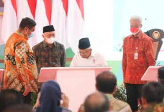 Ganjar Pranowo saat mendampingi Wapres RI meresmikan 11 PLUT KUMKM di Kabupaten Semarang, Selasa (27/12)