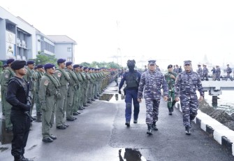 Panglima TNI Laksamana Yudo Margono saat Admiral Inspection di dermaga Pondok Dayung Jakarta, Rabu (28/12)