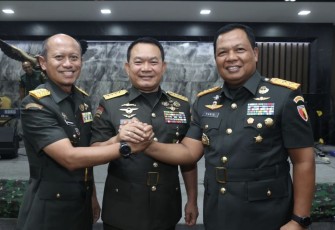 Kasad Jenderal TNI Dudung Abdurachman foto bersama Pangdam V Brawijaya usai sertijab