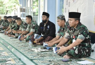 Doa bersama prajurit di masjid Abdurrohim Lanud Muljono, Jum'at (30/12) 