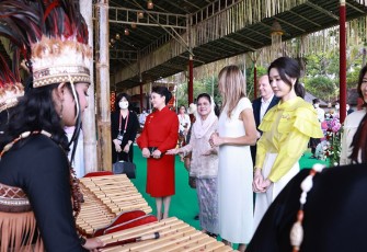  Ibu Negara Iriana Joko Widodo memperlihatkan budaya Indonesia kepada para pasangan delegasi KTT G20 Indonesia, di Nusa Dua, Bali, Selasa (15 November 2022). Media Center G20 Indonesia/Zabur Karuru/nym/hd/22.