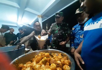 Bupati Malang bersama Dandim saat meninjau dapur umum di lokasi banjir Desa Sitiarjo, Kabupaten Malang, Senin (17/10/2022) malam.