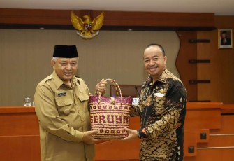Bupati Malang, H. M Sanusi, bersama Bupati Seruyan, Kalimantan Tengah, Yulhaidir