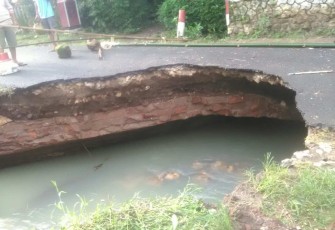 Jembatan penghubung Desa Sitiarjo Sumawe dan Sidodadi, Kecamatan Gedangan, Kabupaten Malang.