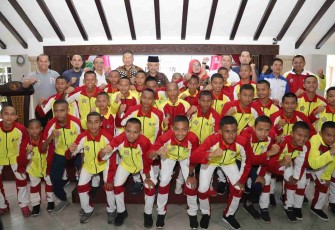 Foto bersama Bupati Malang dan para atlet SMPN 1 Singosari, di Pendopo Agung Kabupaten Malang, Kamis (27/10/2022).