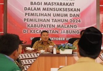 Wabup Malang, Didik Gatot Subroto, saat menjadi narasumber pada sosialisasi pemilu, di Kecamatan Jabung, Senin (31/10/2022). 