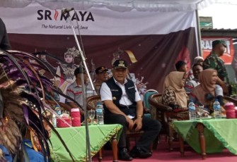 Bupati Malang, H. M Sanusi (rompi hitam)