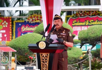 Jaksa Agung ST Burhanuddin saat memberikan amanat pada Penutupan Pendidikan dan Pelatihan Pembentukan Jaksa (PPPJ) Angkatan LXXIX (79) Gelombang II Tahun 2022, Rabu 14 Desember 2022.