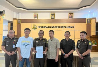 Kejari Kepahiang saat gelar penghentian penuntutan terhadap dua orang tersangka di Kantor Kejari Kepahiang, Selasa (11/10/2022).