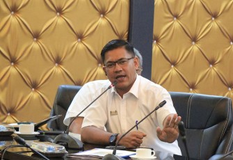 Kadis Perizinan Kabupaten Bintan Indra Hidayat saat dalam rapat.