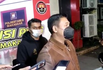 Kapolrestabes Makassar Kombes Pol Budhi Haryanto, SIK, MH di depan wartawan, Sabtu (16/04/2022) malam di Mapolrestabes Makassar.