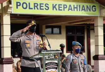 Kapolres Kepahiang AKBP Yana Supriantna, S.I.K, M.Si., saat bertindak selaku Inspektur Upacara.