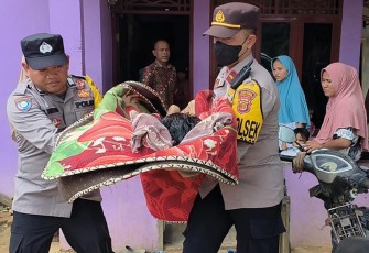 Kapolsek memfasilitasi Ayatul Aula untuk di rawat di Rumah Sakit dr. Zubir Mahmud, Idi.