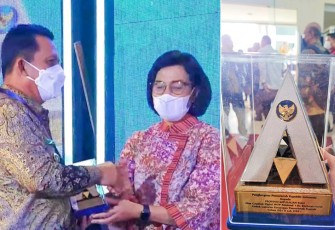 Gubernur Kepulauan Riau H. Ansar Ahmad saat terima penghargaan dari Menteri Keuangan Sri Mulyani dalam acara Puncak Rapat Kerja Nasional (Rakernas) Akuntansi dan Pelaporan Keuangan Pemerintah Tahun 2022 di Gedung Dhanapala, Kemenkeu, Jakarta, Kamis (22/9). 