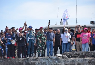 Ketua Umum TP-PKK Pusat peserta Fins Swimming di dermaga Languyu Satrol Lantamal VIII Bitung