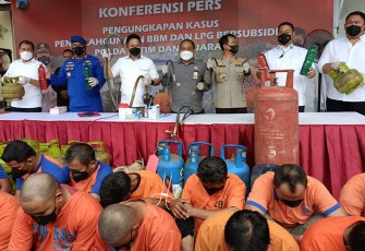 Konferensi Pers Polda Jatim dan Polres jajaran mengungkap penyalahgunaan LPG dan BBM bersubsidi