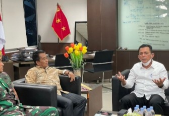 Gubernur Ansar saat melakukan kunjungan ke Kantor Badan Nasional Penanggulangan Bencana (BNPB) di Jakarta, Selasa (05/04).