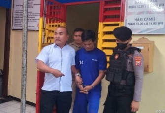 Tersangka saat diamankan aparat