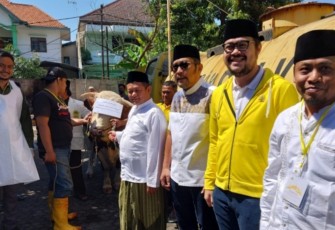 Ketua DPD Partai Golkar Jatim M Sarmuji saat usai melakukan sholat Idul Adha sekaligus pemotongan hewan kurban di Kantor DPD Partai Golkar Jatim Jl A Yani Surabaya, Minggu (10/7/2022).