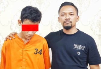 Tersangka (kenakan baju tahanan) saat diamankan petugas