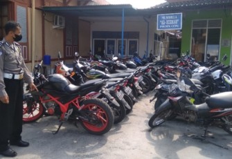 Barang bukti puluhan sepeda motor milik salah satu perguruan silat diamankan di Mapolsek Cepu.