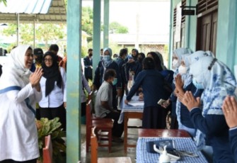 Dewi Ansar saat Silaturahmi dan Jalin Tali Asih Bersama Masyarakat Desa Air Glubi