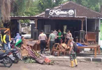 Anggota Koramil, Polsek Cepu,  kelurahan Balun dan pihak terkait membantu warga yang terdampak banjir Cepu.