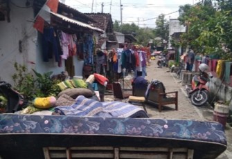 Warga terdampak banjir sedang menjemur perabotan rumah tangga yang basah karena banjir.