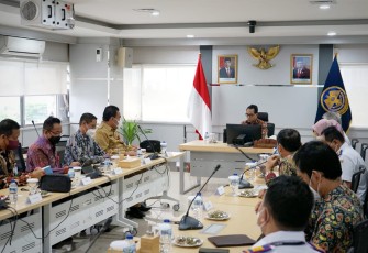 Menteri Perhubungan saat memimpin rapat koordinasi akan dibukanya kembali  Bandara Ngloram dengan bupati dan stakeholder.
