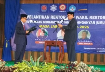 Muhamad Samsuri (kanan), saat dilantik menjadi Rektor Universitas Muhammadiyah Karanganyar (Umuka), Sabtu (1092022).