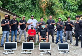 Tersangka (duduk diborgol) saat diamankan petugas