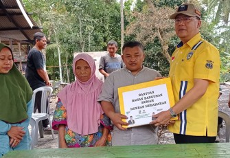  Gubernur Rohidin saat Serahkan Bantuan