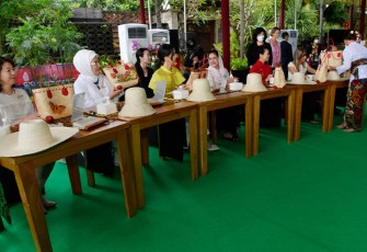  Ibu Negara Iriana Joko Widodo (keempat dari kanan) bersama dengan (dari kiri ke kanan) pasangan dari Perdana Menteri Jepang Yuko Kishida, Ibu Negara Turki Emine Erdoga, Ibu Negara Republik Korea Kim Keon-hee, pasangan Spanyol Maria Begona Gomez, dan Ibu Negara China Peng Liyuan menghias kerajinan anyaman dalam Spouse Program KTT G20 Indonesia di Nusa Dua, Bali, Selasa (11/15/2022). Media Center G20 Indonesia/Zabur Karuru/nym/hd/22.