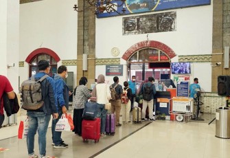 Penumpang kereta api saat antre tiket di stasiun Tawang Semarang.