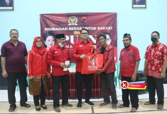 Arteria Dahlan (tengah) Saat Serahkan Sembako ke Warga (foto : ADC untuk Klikwarta.com)