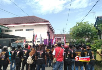Massa Aksi LSM GPI di Depan Dinas Pendidikan Pemkab Blitar (foto : Klikwarta.com)