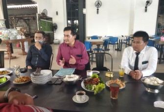 Supervisor PT. MPM Finance Cabang Blitar Reza (paling kiri) Didampingi Kuasa Hukumnya Ketika Konferensi Pers Dihadapan Media