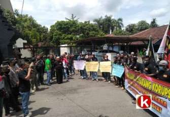 Massa Aksi GPI di Depan DPUPR dan Dinas Perkim Pemkab Blitar (foto : Faisal NR / Klikwarta.com)