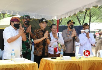 Wabup Rahmat Santoso (pakai baju batik) Bersama Forpimda dan Perwakilan Umat Hindhu Kabupaten Blitar di Acara Upacara Melasti Hari Raya Nyepi Tahun Baru Saka 1944 (foto : Faisal NR / Klikwarta.com)