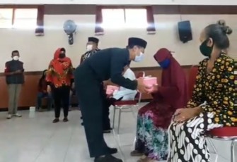 Ketua DPRD Kota Blitar Syahrul Alim Berikan Rapelan ke Lansia Kurang Mampu