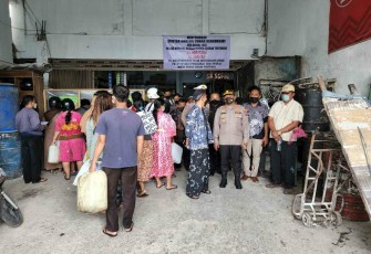 Kapolres Blitar Kota bersama Kepala Dinas Perdagangan dan Perindustrian Kota Blitar Tinjau Warga yang Masih Antre Beli Minyak Goreng Curah