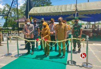 Bupati Blitar Rini Syarifah Didampingi Wakil Bupati Blitar Rahmat Santoso dan Forpimda Memotong Tali Bunga Penanda Dibukanya Bazar Ramadhan Tahun 2022 oleh Pemkab Blitar (foto : Faisal NR / Klikwarta.com)