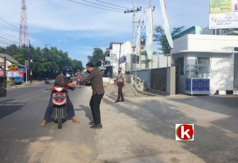 Kepala BPJamsostek Blitar Agus Dwi Fitriyanto Bagikan Ta'jil ke Pengguna Jalan