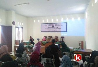 Pelatihan Literasi Digital oleh USAID dan Pemkab Blitar kepada Pemuda Pelaku UMKM (foto : Faisal NR / Klikwarta.com)