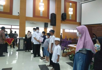 Walikota Santoso Ketika Menyerahkan Santunan Secara Simbolis ke Anak Yatim Piatu di Kota Blitar (foto : Faisal NR / Klikwarta.com)