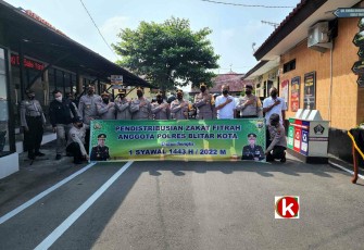 Tim Bhasudewa Polres Blitar Kota Salurkan Zakat ke Warga yang Berhak Menerima